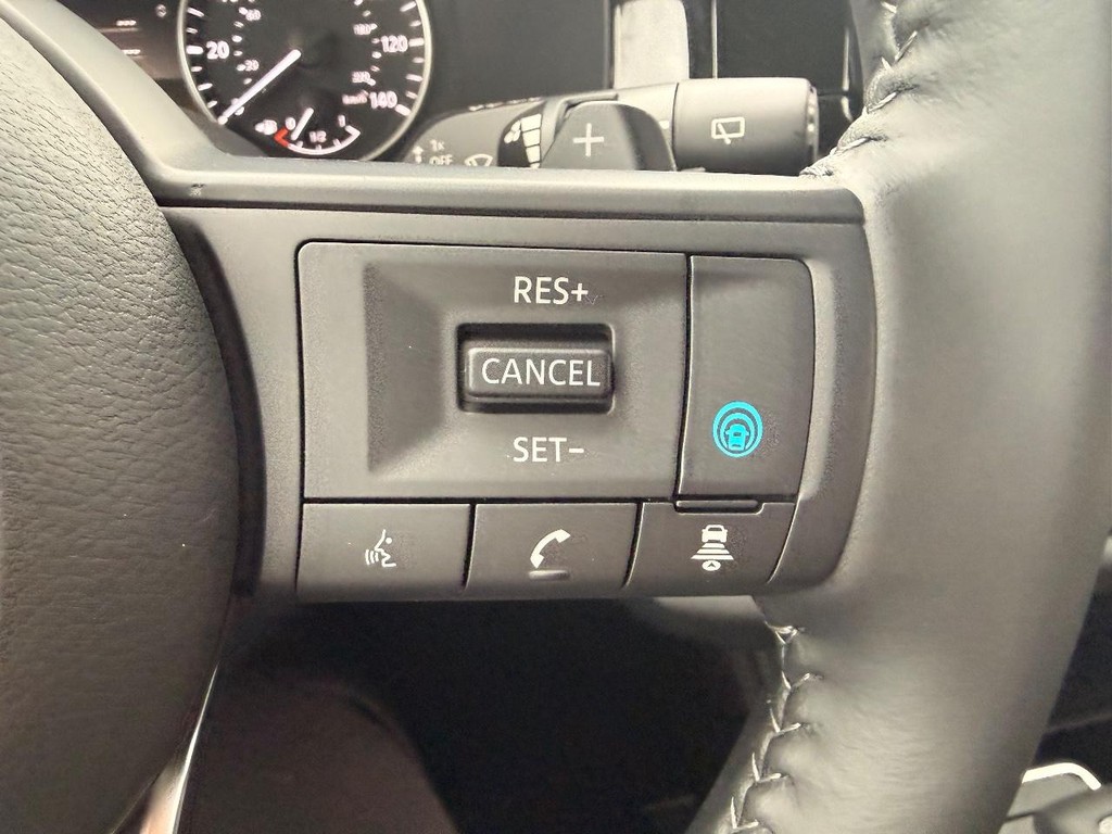 Nissan Pathfinder Vehicle Full-screen Gallery Image 05