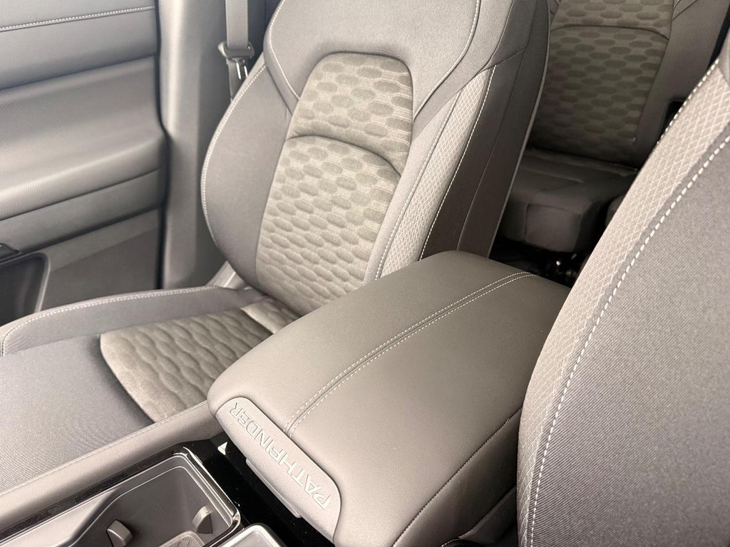 Nissan Pathfinder Vehicle Full-screen Gallery Image 08