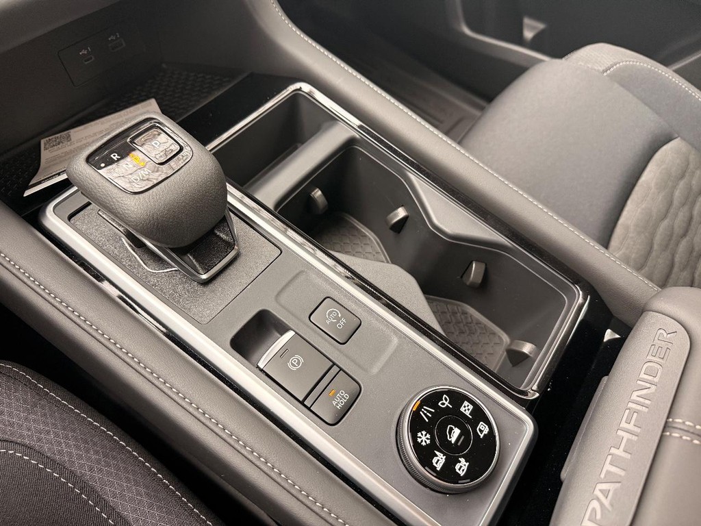 Nissan Pathfinder Vehicle Full-screen Gallery Image 10