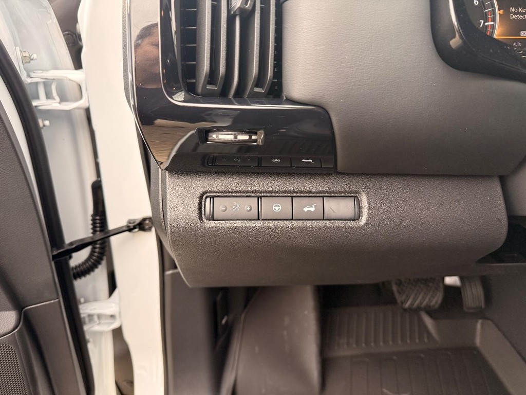 Nissan Pathfinder Vehicle Full-screen Gallery Image 16