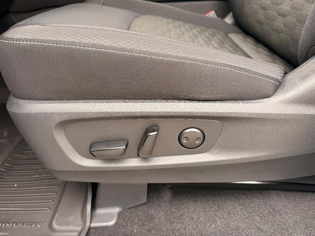 Nissan Pathfinder Vehicle Full-screen Gallery Image 17