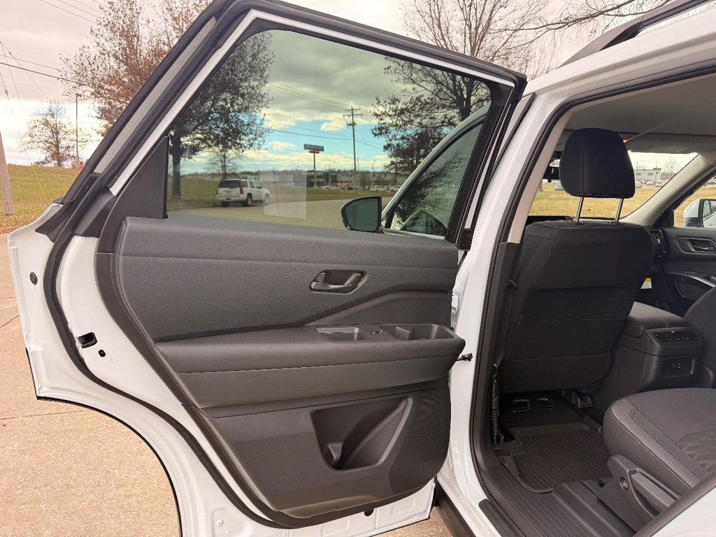 Nissan Pathfinder Vehicle Full-screen Gallery Image 21