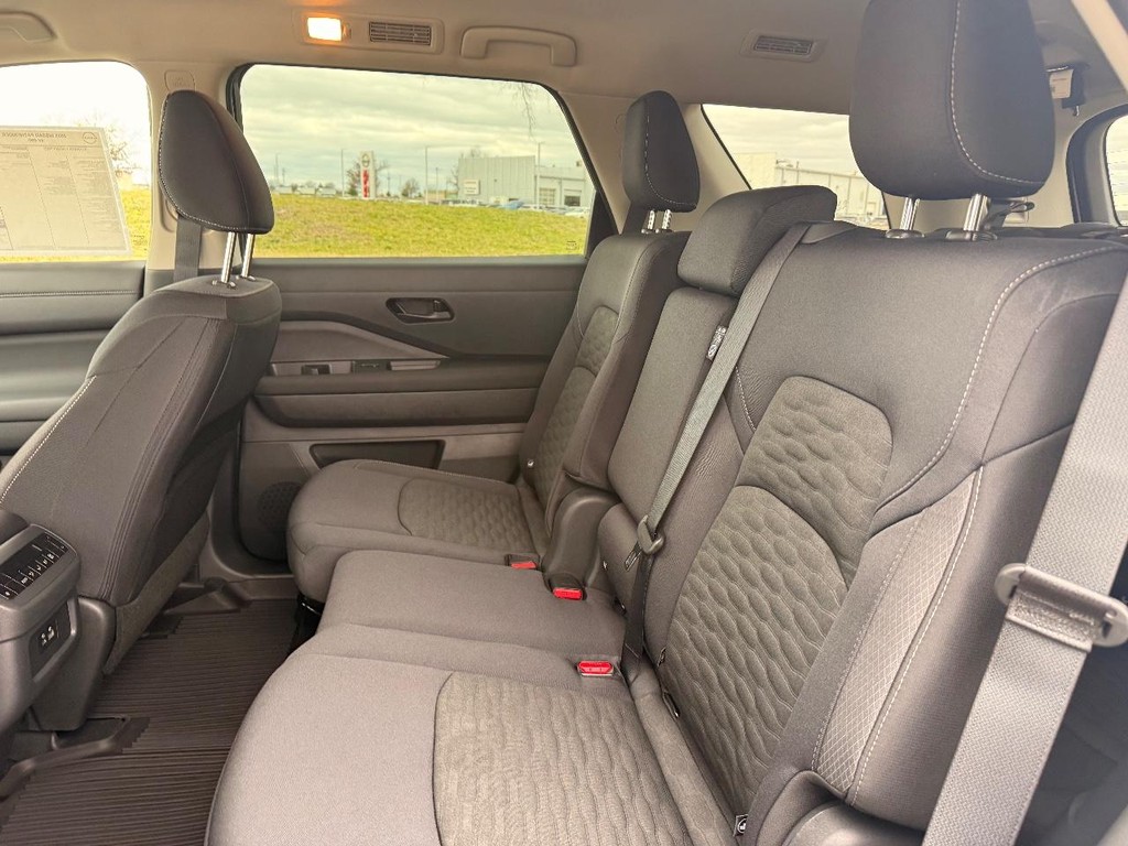 Nissan Pathfinder Vehicle Full-screen Gallery Image 22