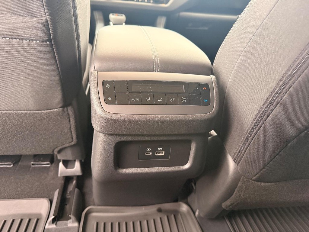 Nissan Pathfinder Vehicle Full-screen Gallery Image 23