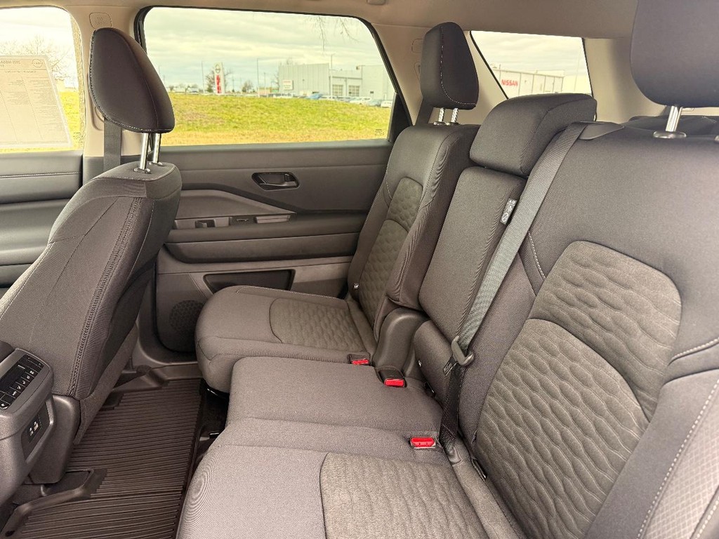 Nissan Pathfinder Vehicle Full-screen Gallery Image 26