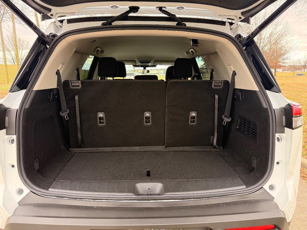 Nissan Pathfinder Vehicle Full-screen Gallery Image 29