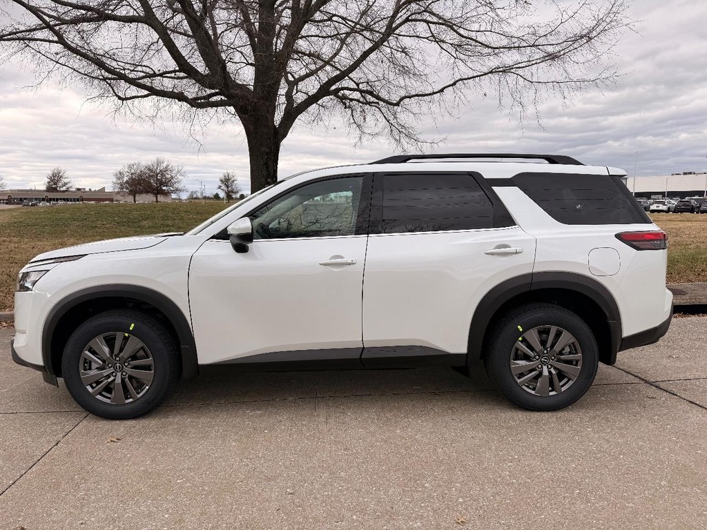 Nissan Pathfinder Vehicle Full-screen Gallery Image 33