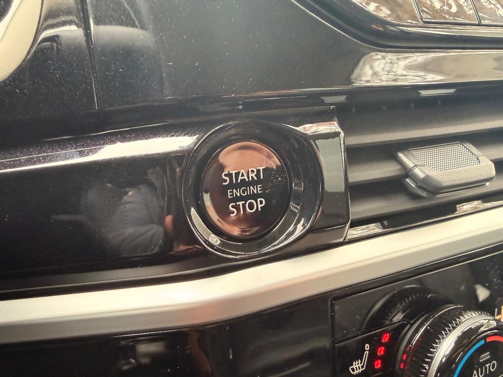 Nissan Pathfinder Vehicle Full-screen Gallery Image 04