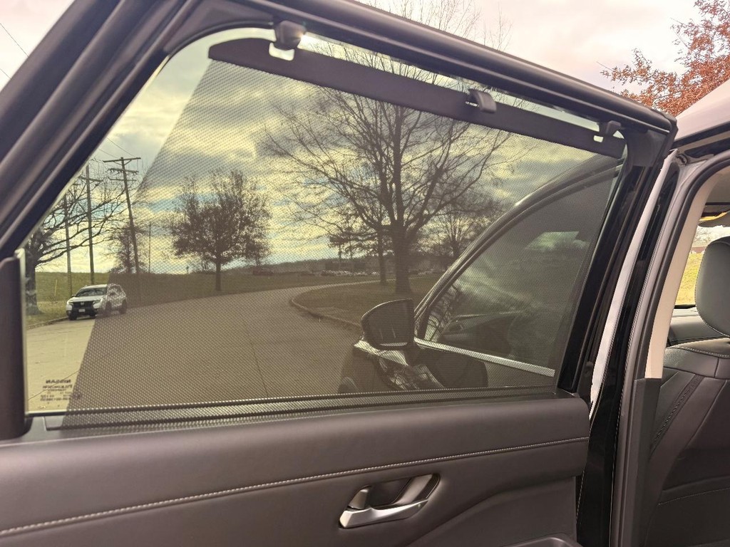 Nissan Pathfinder Vehicle Full-screen Gallery Image 06