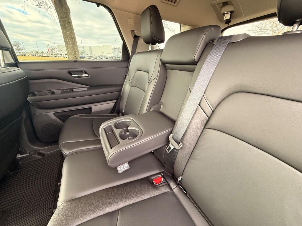 Nissan Pathfinder Vehicle Full-screen Gallery Image 07