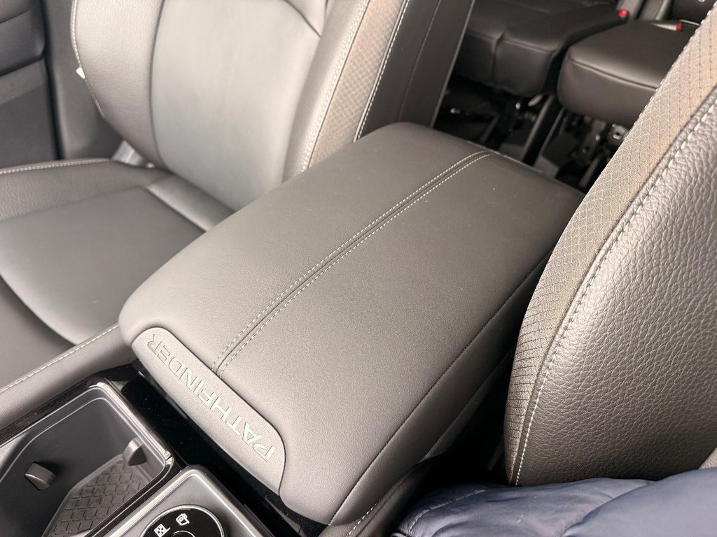 Nissan Pathfinder Vehicle Full-screen Gallery Image 09