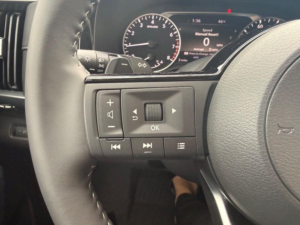 Nissan Pathfinder Vehicle Full-screen Gallery Image 10