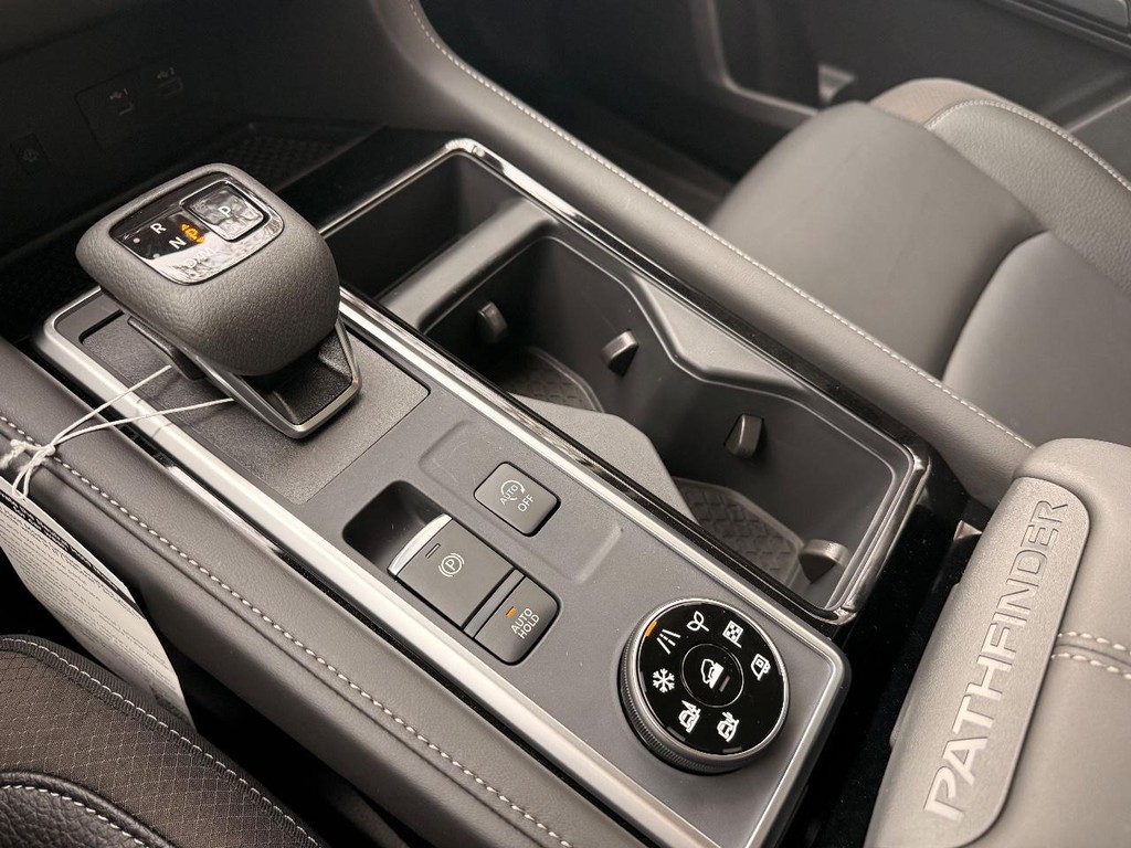 Nissan Pathfinder Vehicle Full-screen Gallery Image 13