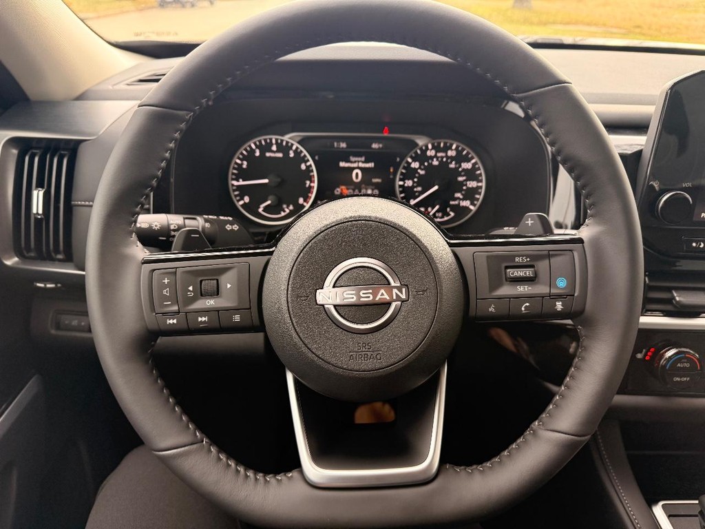 Nissan Pathfinder Vehicle Full-screen Gallery Image 17