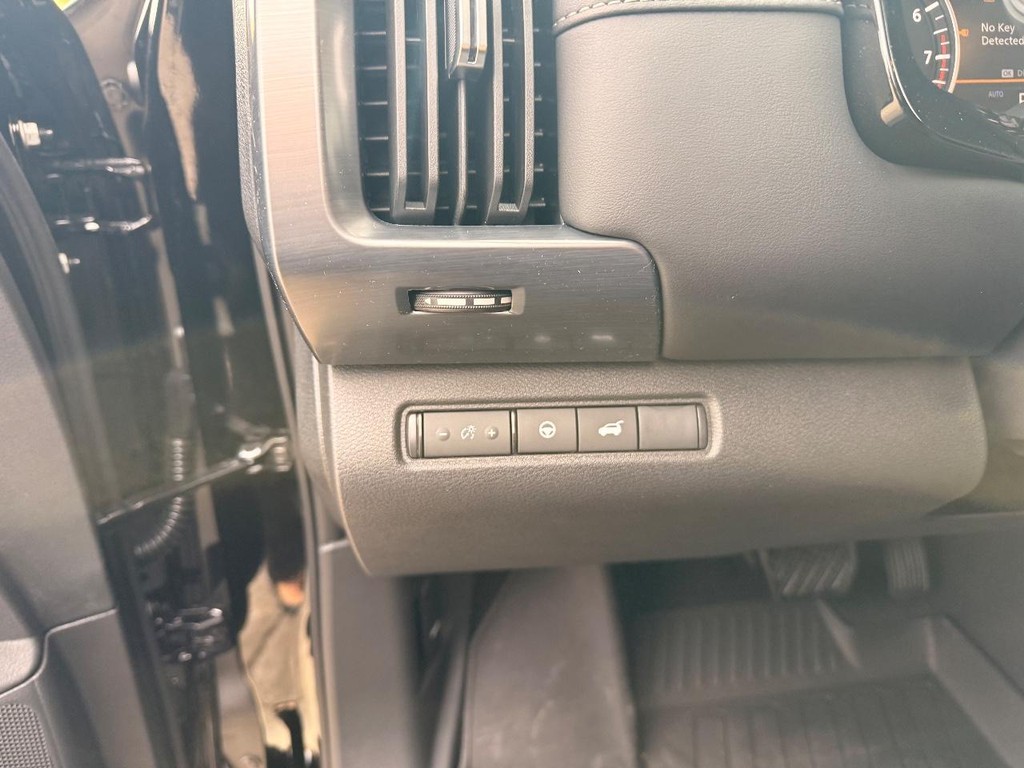 Nissan Pathfinder Vehicle Full-screen Gallery Image 19