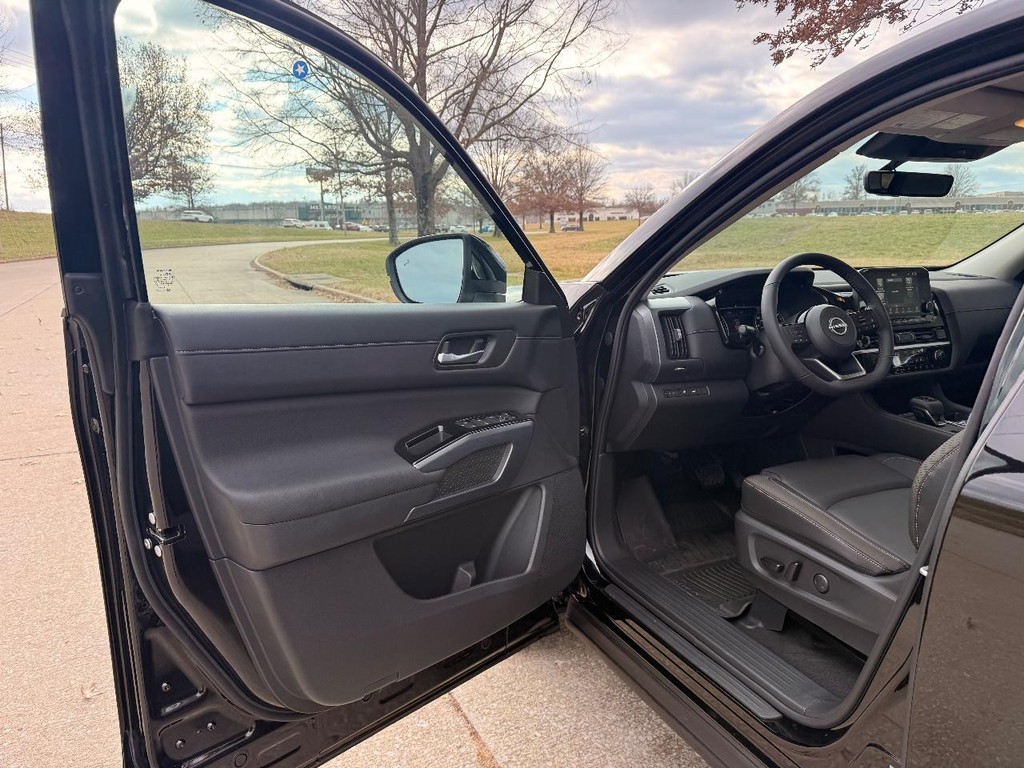 Nissan Pathfinder Vehicle Full-screen Gallery Image 20