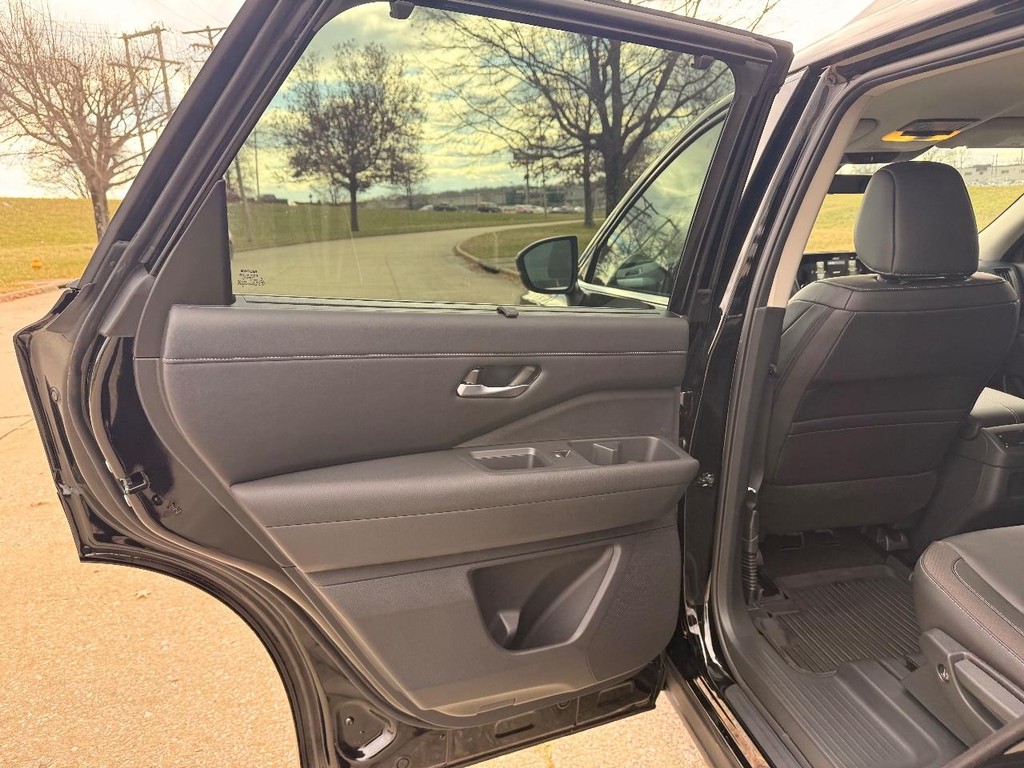 Nissan Pathfinder Vehicle Full-screen Gallery Image 22