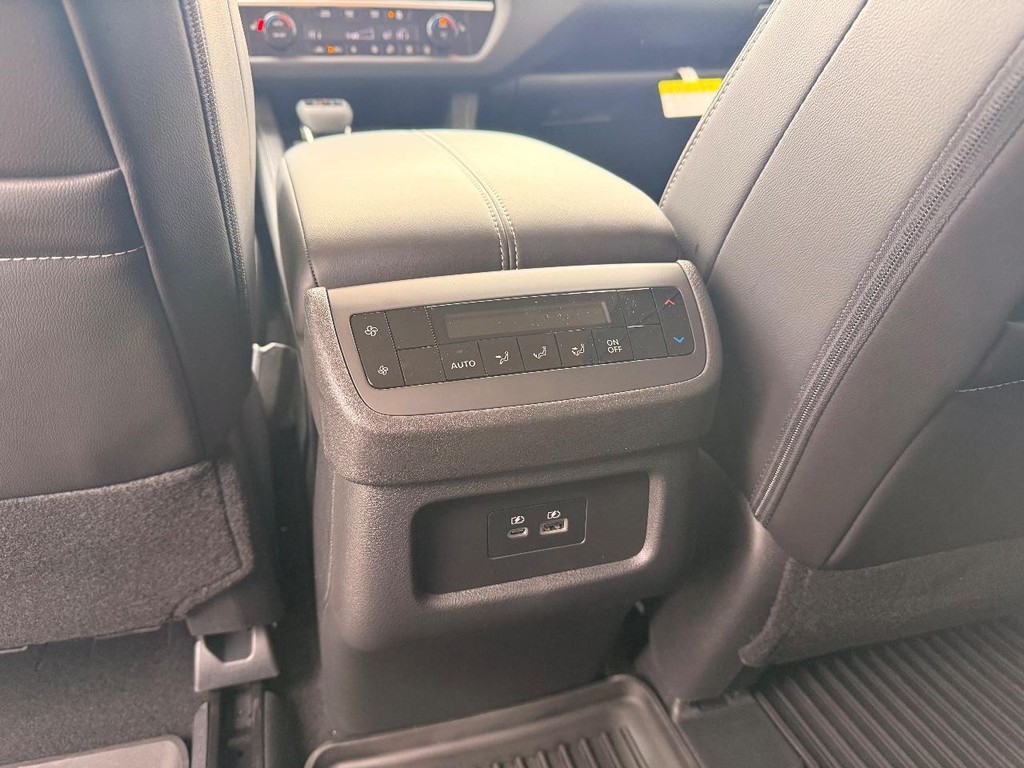 Nissan Pathfinder Vehicle Full-screen Gallery Image 24