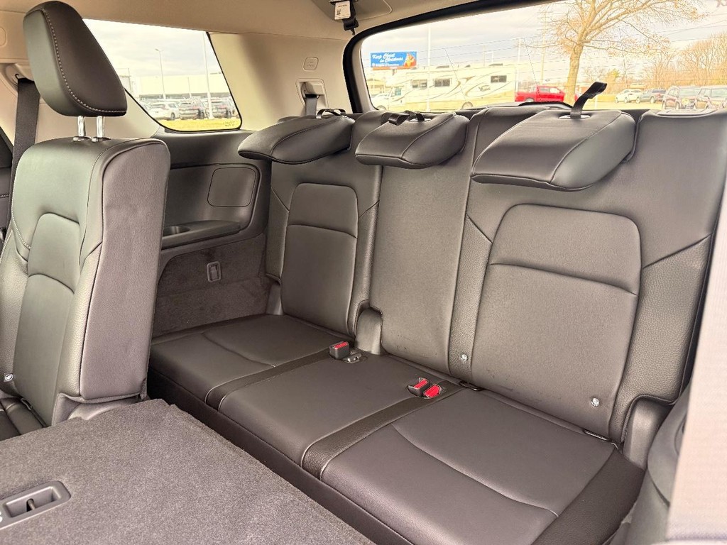 Nissan Pathfinder Vehicle Full-screen Gallery Image 25