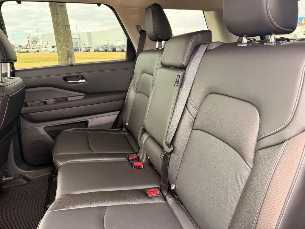 Nissan Pathfinder Vehicle Full-screen Gallery Image 26