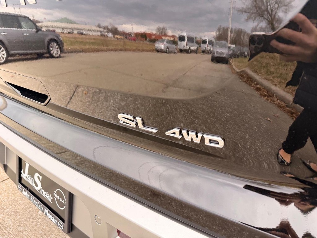 Nissan Pathfinder Vehicle Full-screen Gallery Image 30