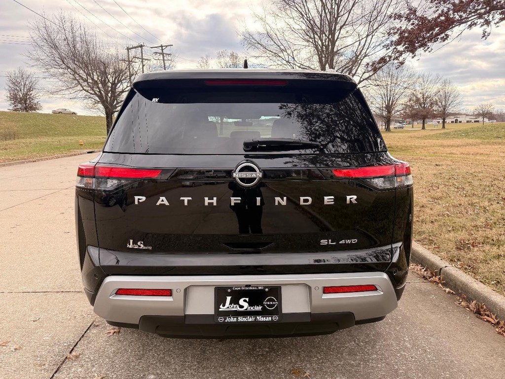 Nissan Pathfinder Vehicle Full-screen Gallery Image 31