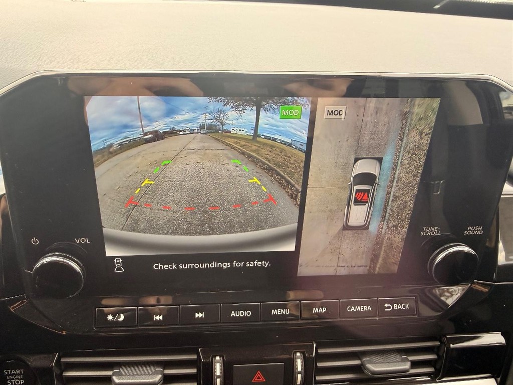 Nissan Pathfinder Vehicle Full-screen Gallery Image 02