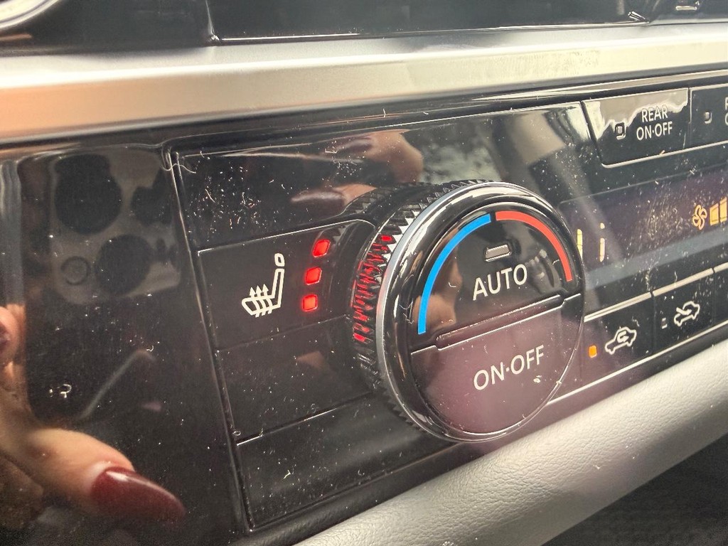 Nissan Pathfinder Vehicle Full-screen Gallery Image 03