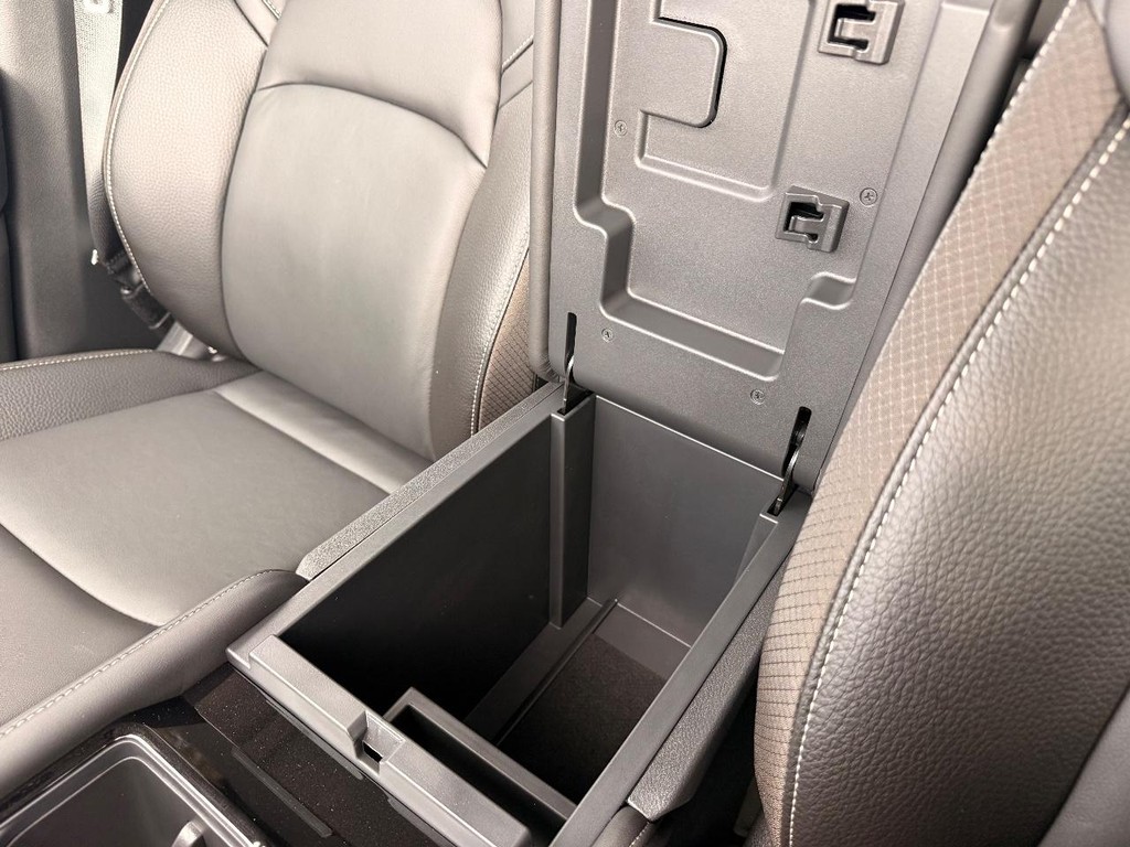 Nissan Pathfinder Vehicle Full-screen Gallery Image 09