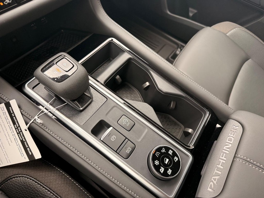 Nissan Pathfinder Vehicle Full-screen Gallery Image 10