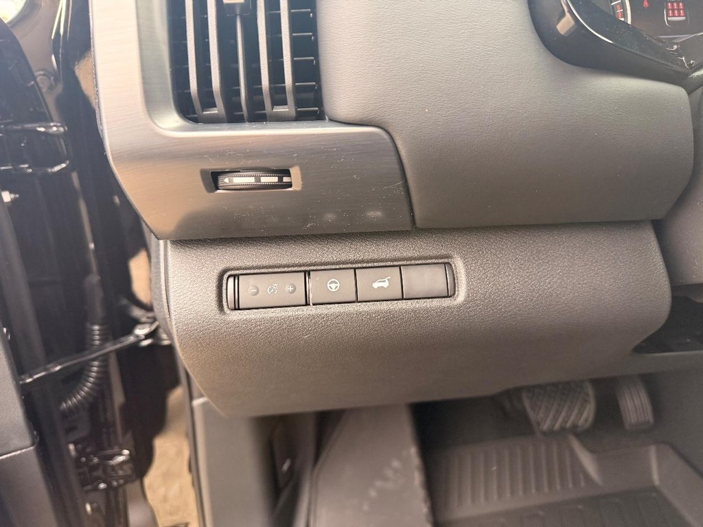 Nissan Pathfinder Vehicle Full-screen Gallery Image 16