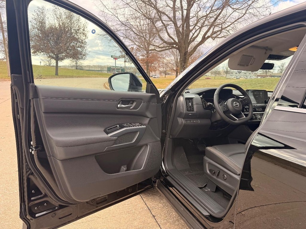 Nissan Pathfinder Vehicle Full-screen Gallery Image 18