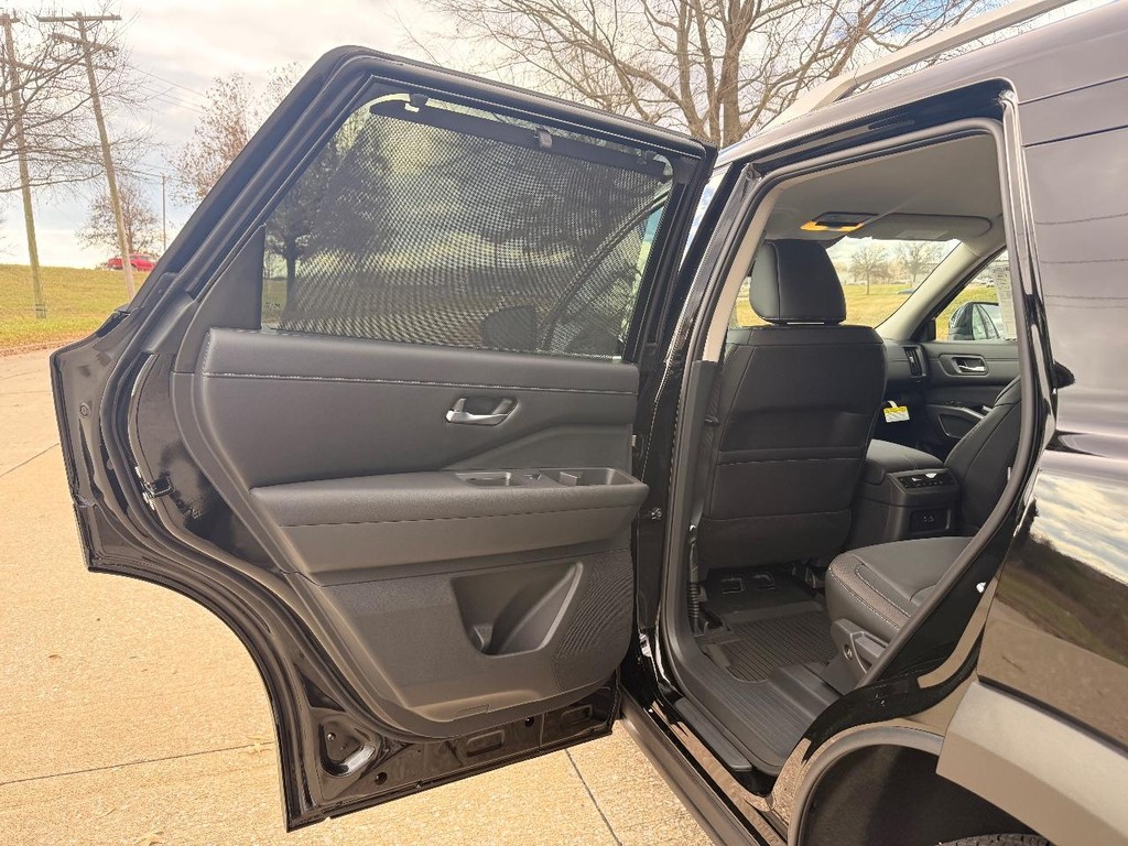 Nissan Pathfinder Vehicle Full-screen Gallery Image 20