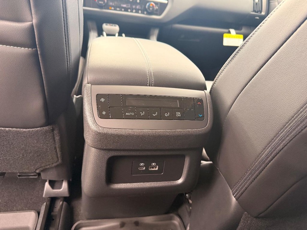 Nissan Pathfinder Vehicle Full-screen Gallery Image 22