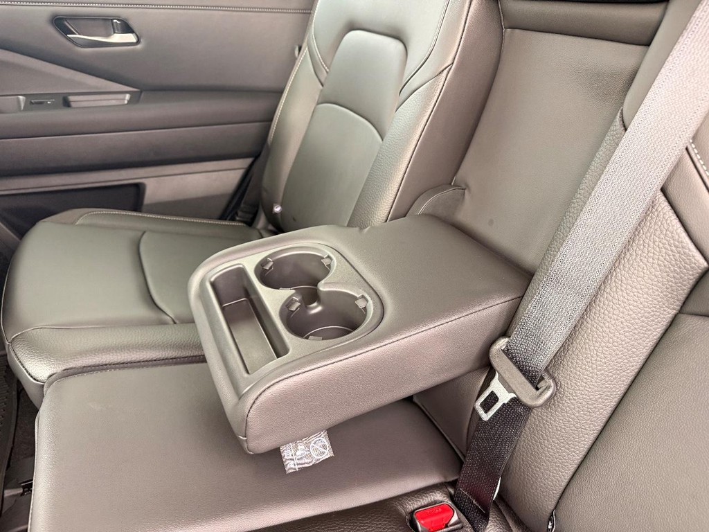 Nissan Pathfinder Vehicle Full-screen Gallery Image 23