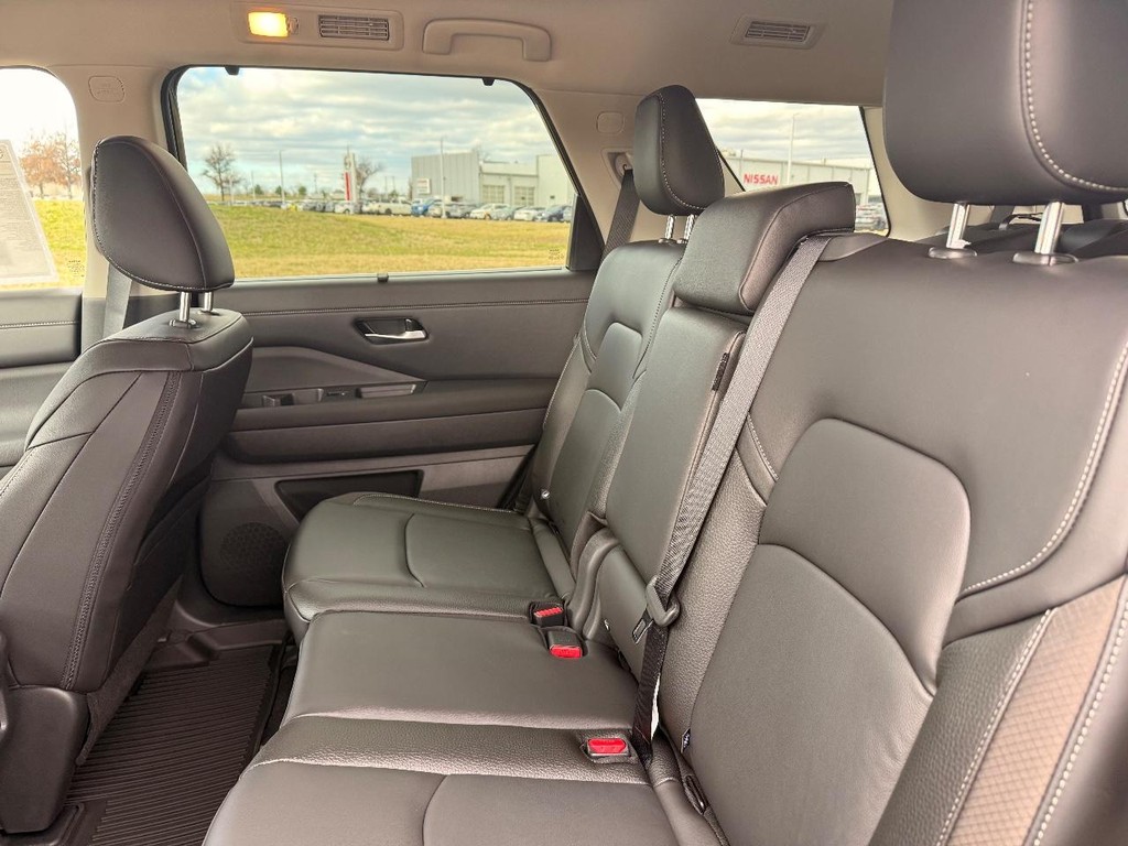 Nissan Pathfinder Vehicle Full-screen Gallery Image 24