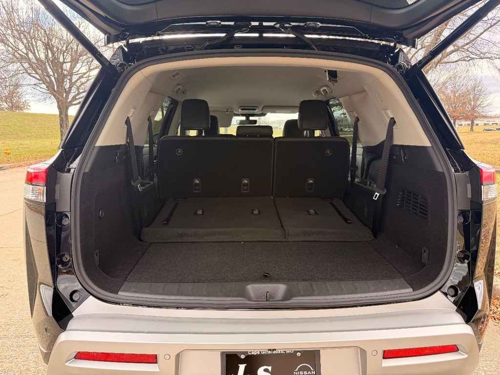 Nissan Pathfinder Vehicle Full-screen Gallery Image 29