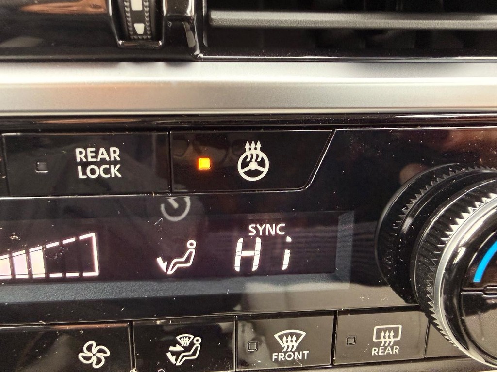 Nissan Pathfinder Vehicle Full-screen Gallery Image 03