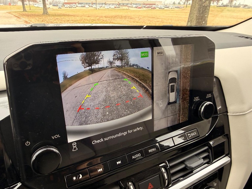 Nissan Pathfinder Vehicle Full-screen Gallery Image 05