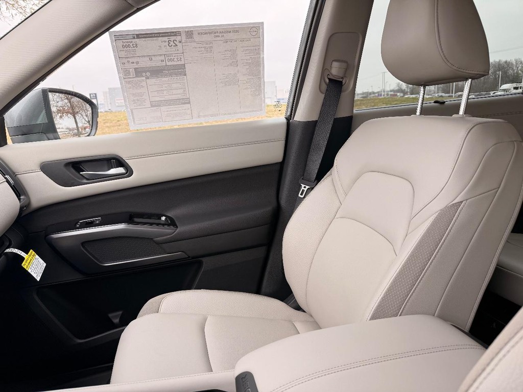 Nissan Pathfinder Vehicle Full-screen Gallery Image 07