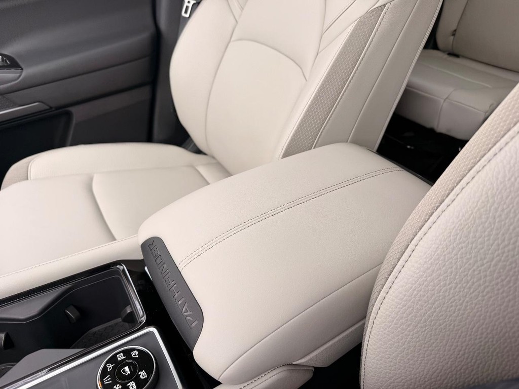 Nissan Pathfinder Vehicle Full-screen Gallery Image 08