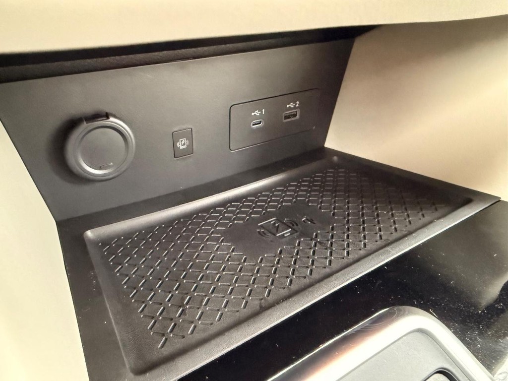 Nissan Pathfinder Vehicle Full-screen Gallery Image 10