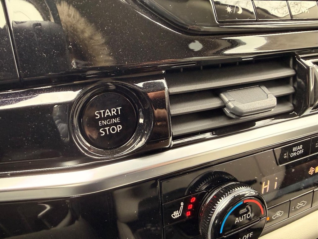 Nissan Pathfinder Vehicle Full-screen Gallery Image 12