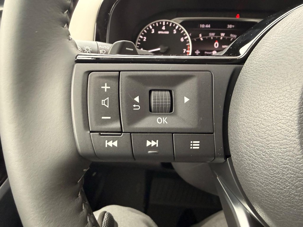 Nissan Pathfinder Vehicle Full-screen Gallery Image 15