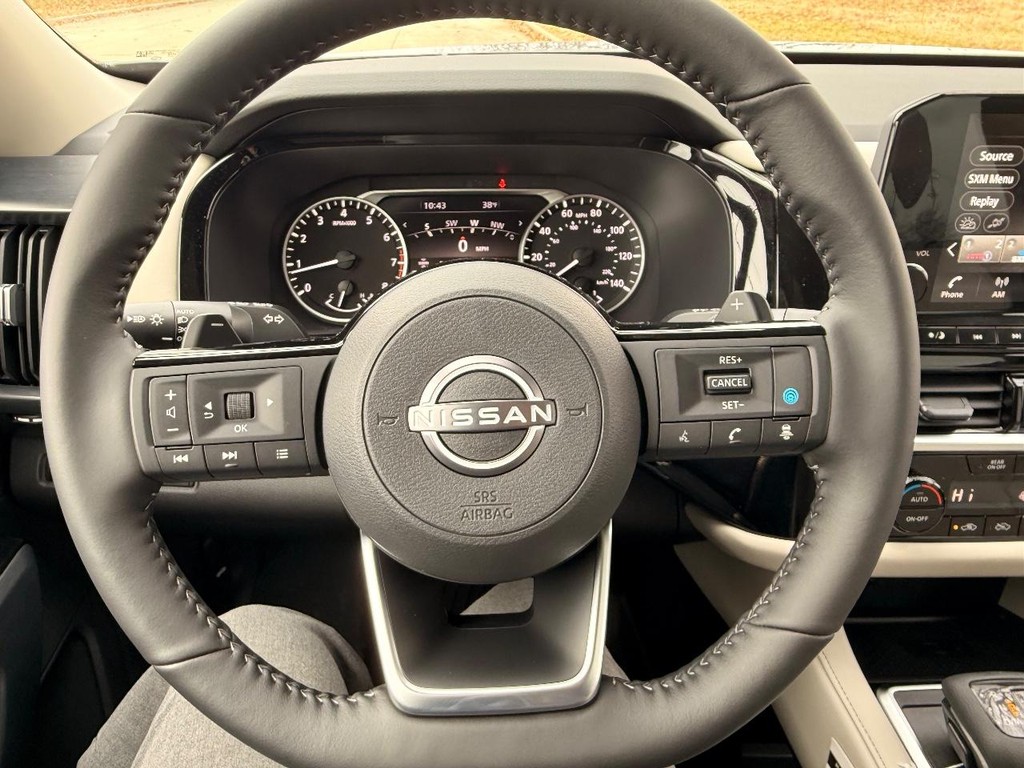 Nissan Pathfinder Vehicle Full-screen Gallery Image 17