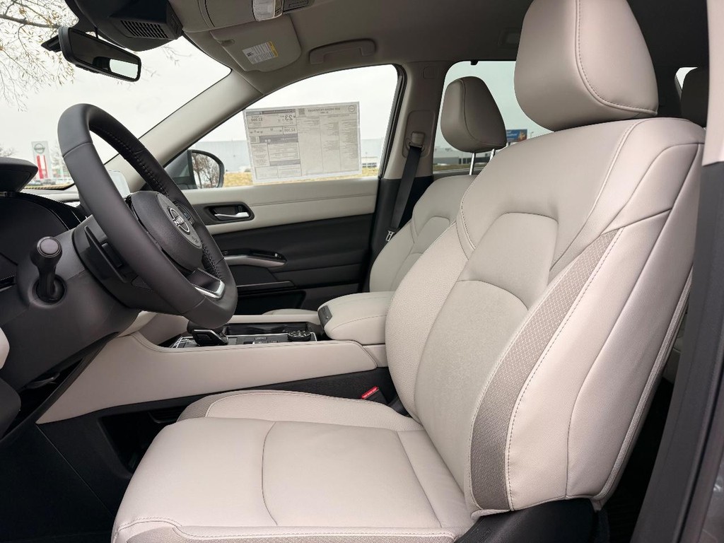 Nissan Pathfinder Vehicle Full-screen Gallery Image 18