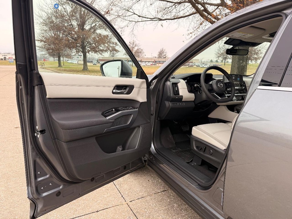 Nissan Pathfinder Vehicle Full-screen Gallery Image 22