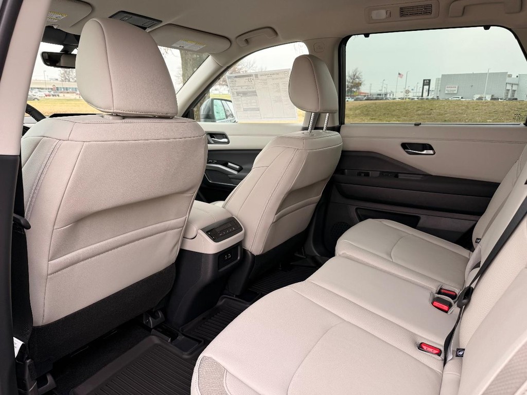 Nissan Pathfinder Vehicle Full-screen Gallery Image 23