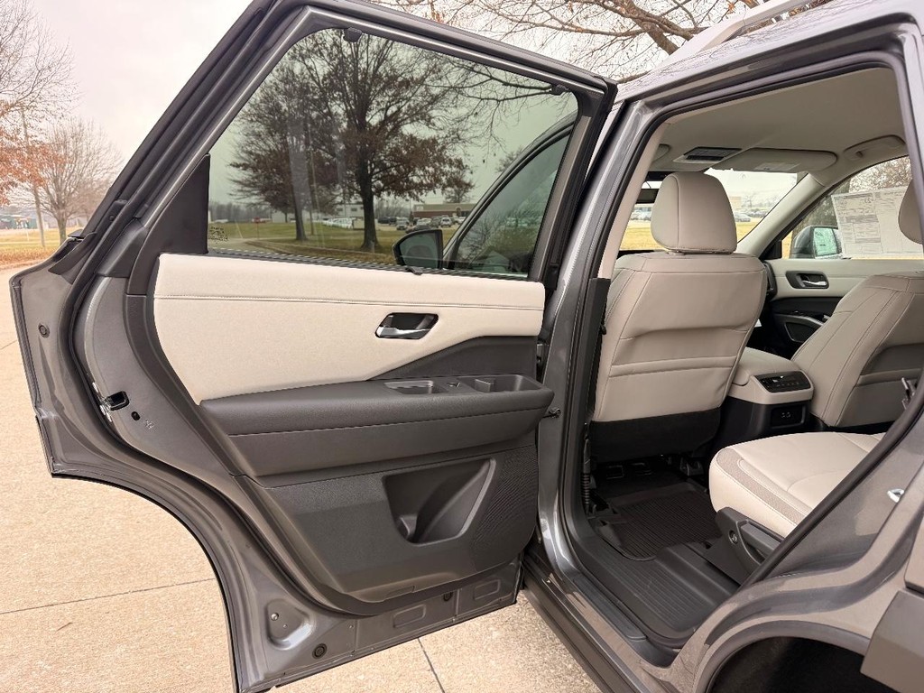 Nissan Pathfinder Vehicle Full-screen Gallery Image 25