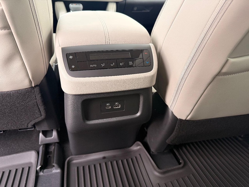 Nissan Pathfinder Vehicle Full-screen Gallery Image 26